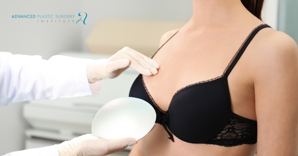 A person in a bra is being examined by a doctor. (MODEL)